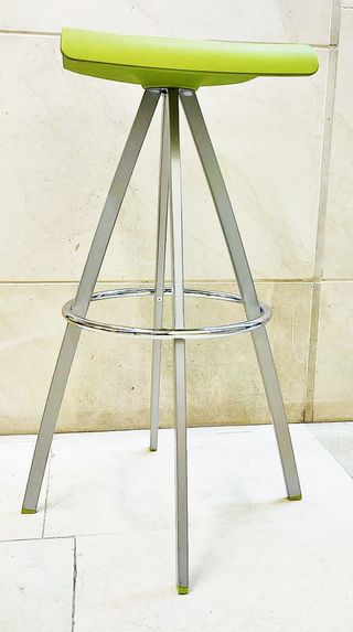 Taburete alto verde y plateado
