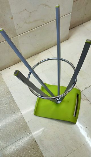 Taburete alto verde y plateado