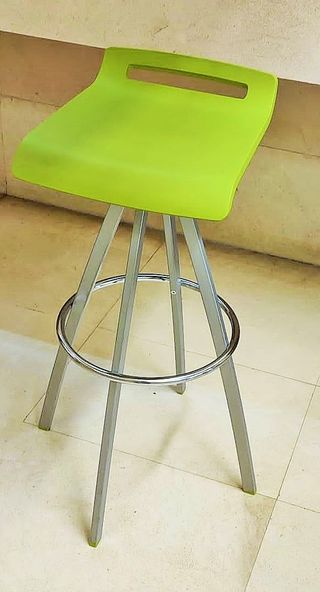 Taburete alto verde y plateado