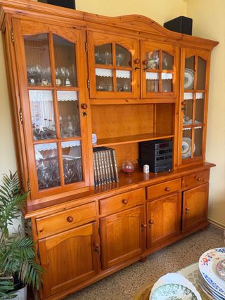 Mueble aparador de madera con vitrina