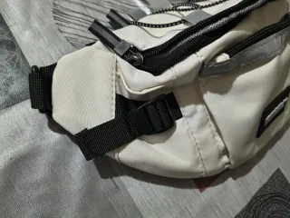 Riñonera y bandolera blanca y negra