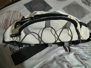 Riñonera y bandolera blanca y negra