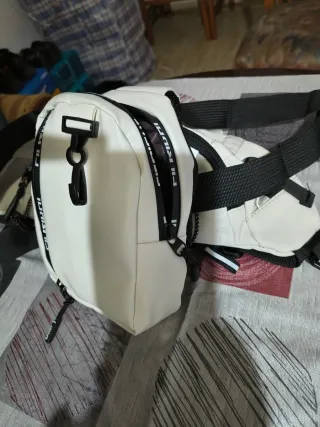 Riñonera y bandolera blanca y negra