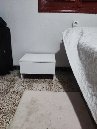 Armario abierto con mesita