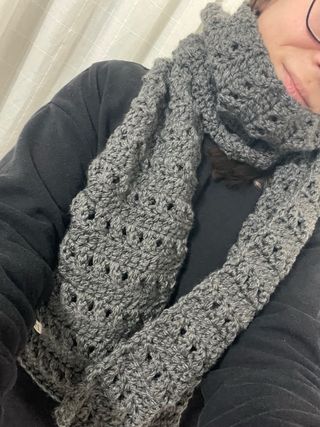 Bufanda tejida a mano gris
