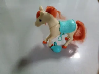 Pony Barbie con montura, casco y paja