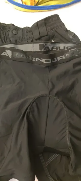 Pantalones y Maillot Endura negros