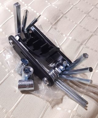 Dos (2) accesorios herramientas bicicleta