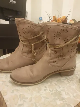 Stivaletti beige traforati con corda