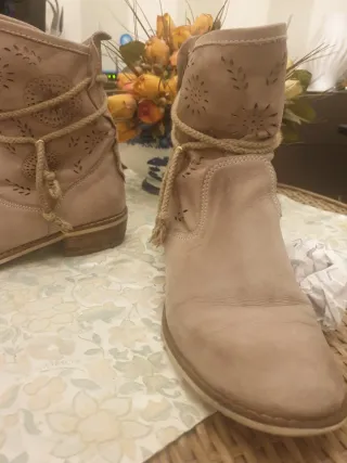 Stivaletti beige traforati con corda