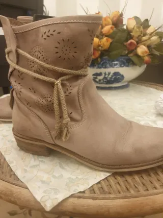 Stivaletti beige traforati con corda