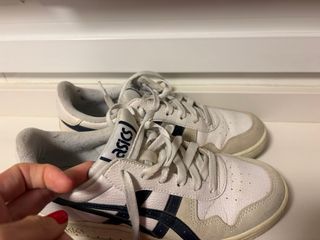 Zapatillas Asics blancas y beige