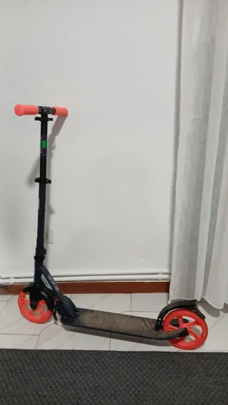 Patinete infantil naranja y azul