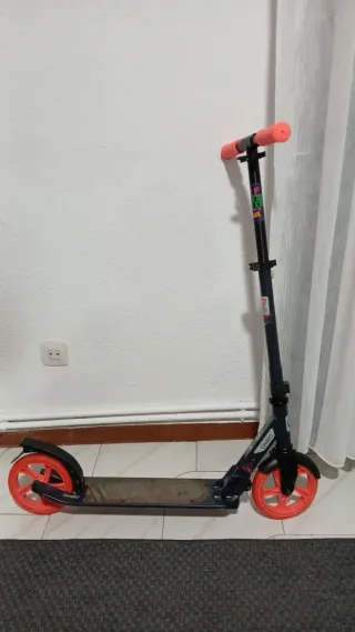 Patinete infantil naranja y azul