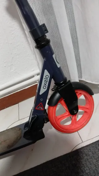 Patinete infantil naranja y azul