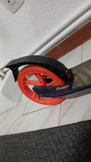 Patinete infantil naranja y azul