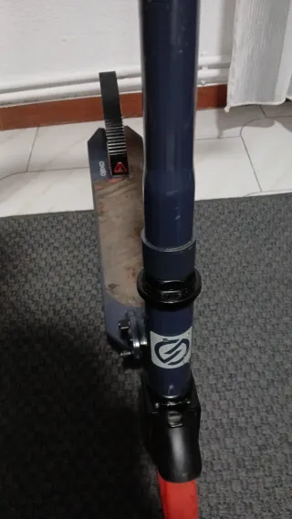 Patinete infantil naranja y azul