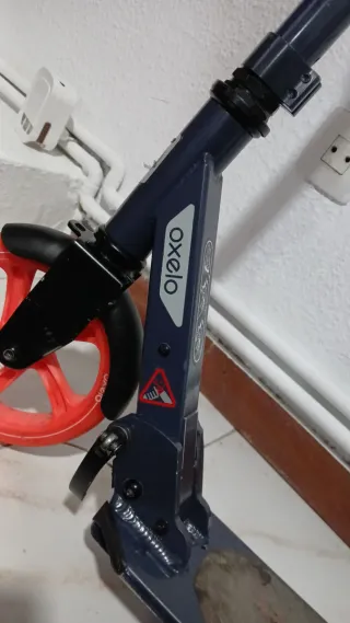 Patinete infantil naranja y azul