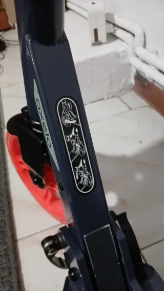 Patinete infantil naranja y azul