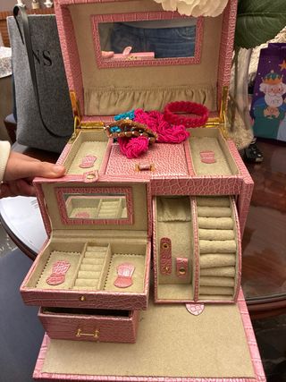 Joyero rosa con cierre dorado