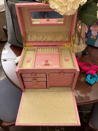 Joyero rosa con cierre dorado