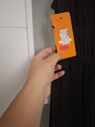 Vestido negro halter con lazada