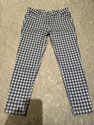 Pantalones a cuadros azul y blanco