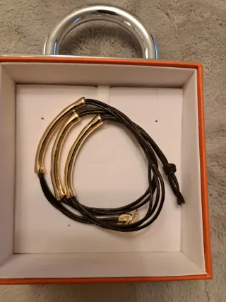Pulsera Uno d 50 3 vueltas de cuero bañadas en oro