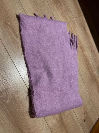 Bufanda morada suave con flecos