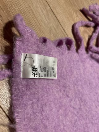 Bufanda morada suave con flecos