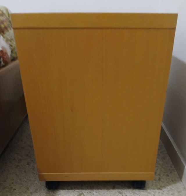 Mesita auxiliar de madera con ruedas