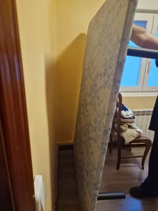 Base tapizada beige y azul de matrimonio