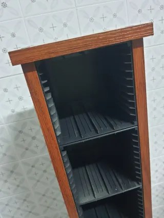 Mueble porta CDs madera y plástico