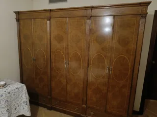 Armario de madera marrón