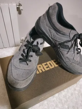 Zapatillas paredes grises