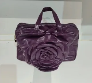 Borsa viola con fiore