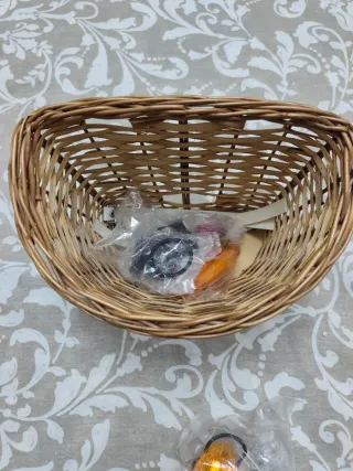 Cesta de mimbre para bicicleta con accesorios