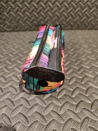 Estuche escolar con diseño abstracto