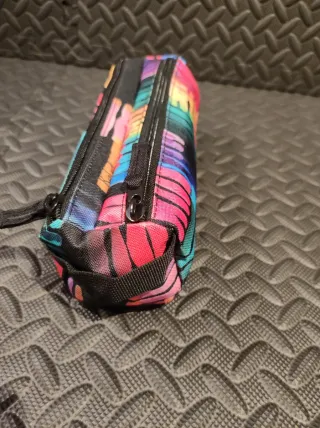 Estuche escolar con diseño abstracto