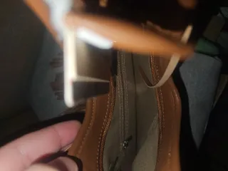 Bolso de cuero marrón con flecos