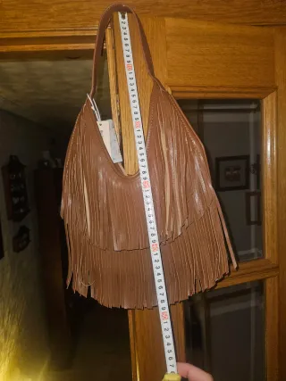 Bolso de cuero marrón con flecos