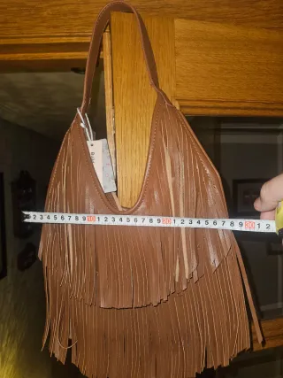 Bolso de cuero marrón con flecos