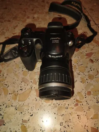 Cámara Fujifilm FinePix S5600 Negra