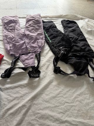 Tuta e scarponi da sci per bambini