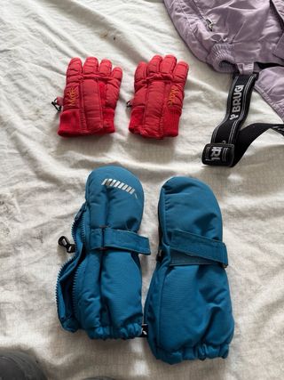 Tuta e scarponi da sci per bambini