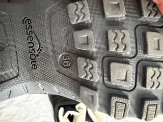 Tuta e scarponi da sci per bambini