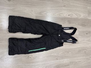 Tuta e scarponi da sci per bambini