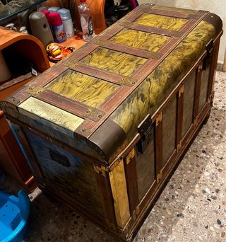 Baúl antiguo madera y metal