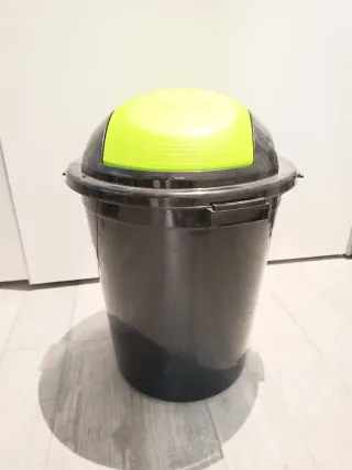 Cubo de basura con tapa verde