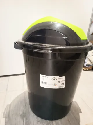 Cubo de basura con tapa verde